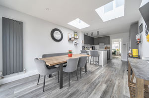 Kitchen diner angle 4- click for photo gallery
